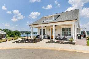 Greenwood Getaway with Furnished Patio and Lake View